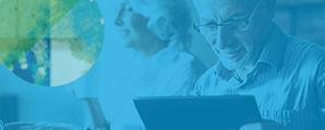 Äldre par tittar på på pensionsöversikt i Söderberg & Partners app s&p online på en ipad